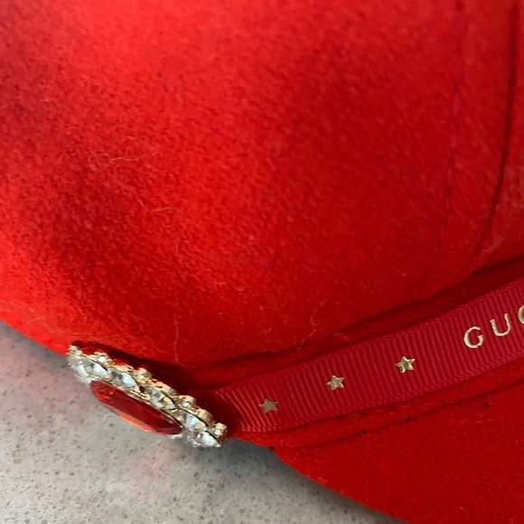 Beautiful Red Gucci Baret with brooch - Picture 2 of 9